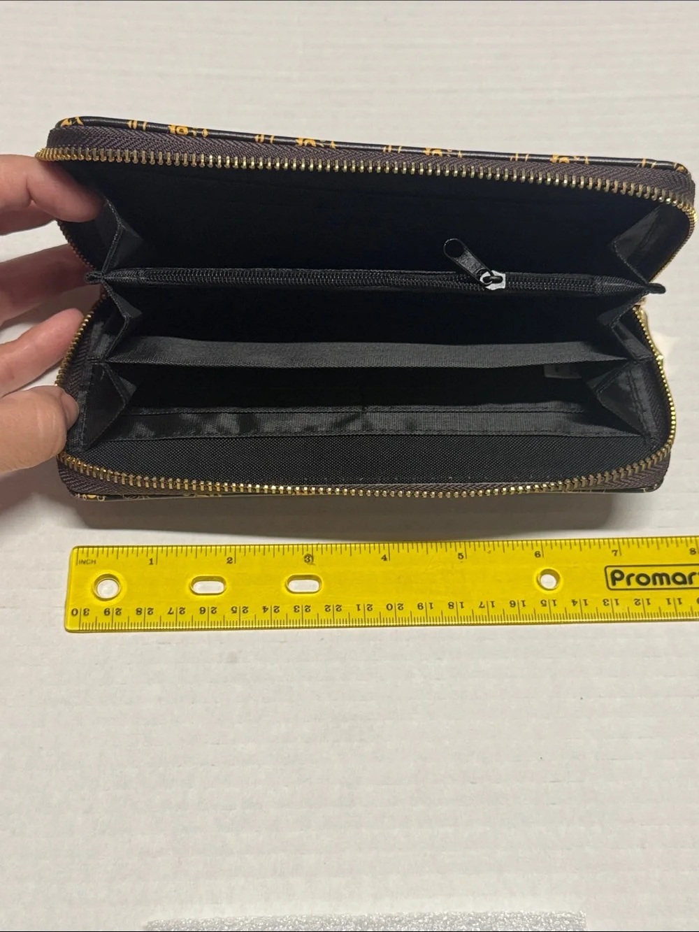 Hogwarts Harry Potter Zip Wallet in Black and Gold NWT